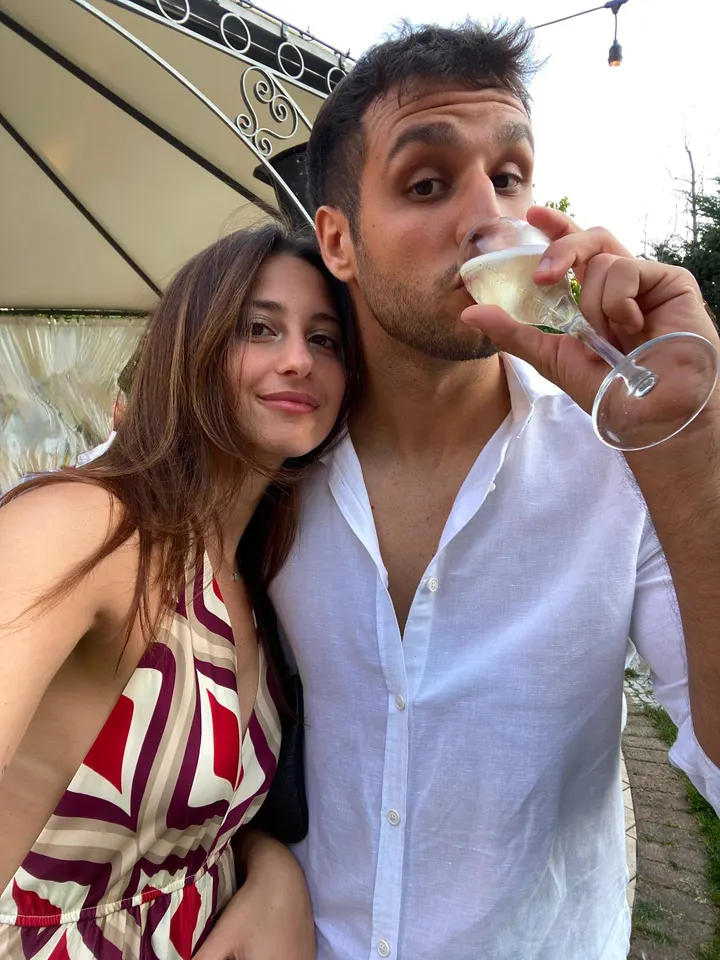 Francesca e Andrea insieme durante una serata