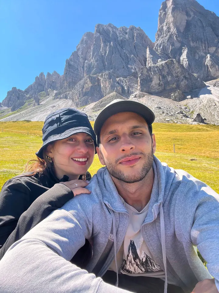 Francesca e Andrea insieme durante un viaggio in montagna